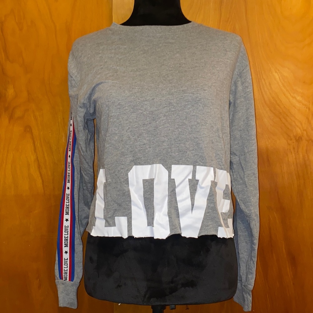 gray long sleeved crop